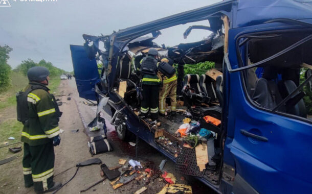 Pai, mãe e filha morrem em ataque russo “deliberado” contra autocarro
