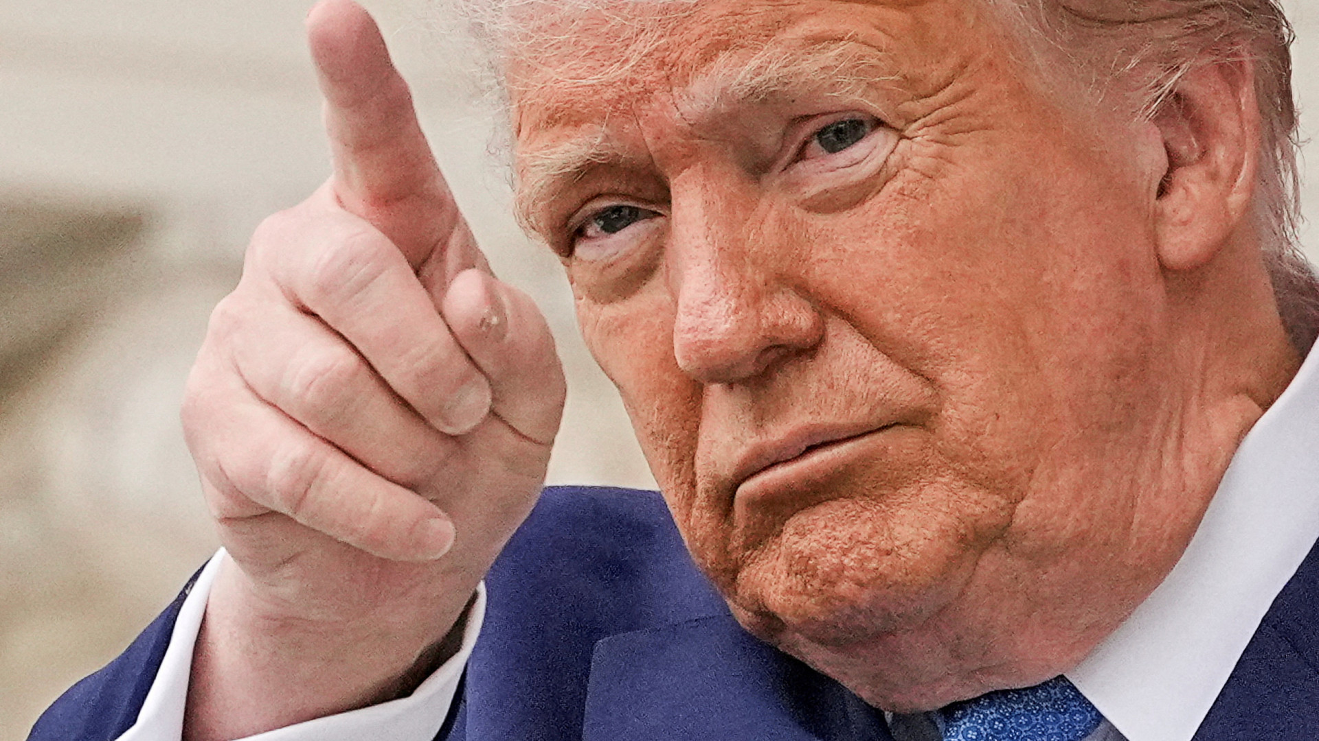 Trump diz que Putin “está a brincar com o fogo”