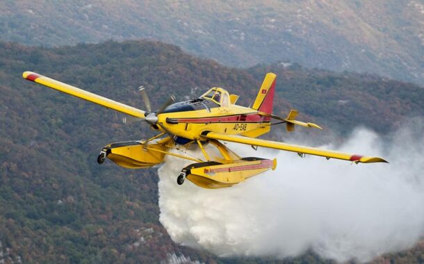 Bombeiros e dois aviões da União Europeia de combate aos fogos colocados em Portugal