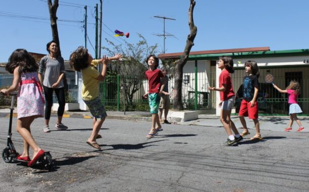 Dia Nacional da Segurança Infantil fecha ruas à volta das escolas para crianças brincarem sem restrições