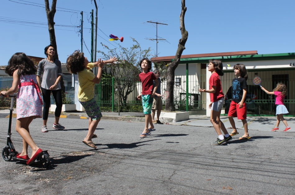Dia Nacional da Segurança Infantil fecha ruas à volta das escolas para crianças brincarem sem restrições