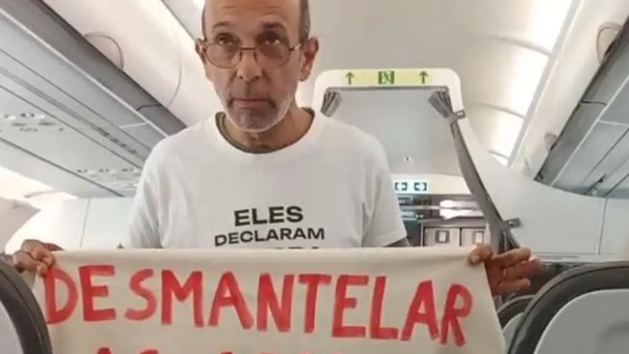 “Bombas climáticas”. Climáximo atrasa voo Porto-Lisboa em protesto contra ligações de curta distância