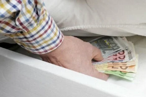 Banco central dos Países Baixos aconselha: guarde 70 euros por adulto e 30 por criança em casa
