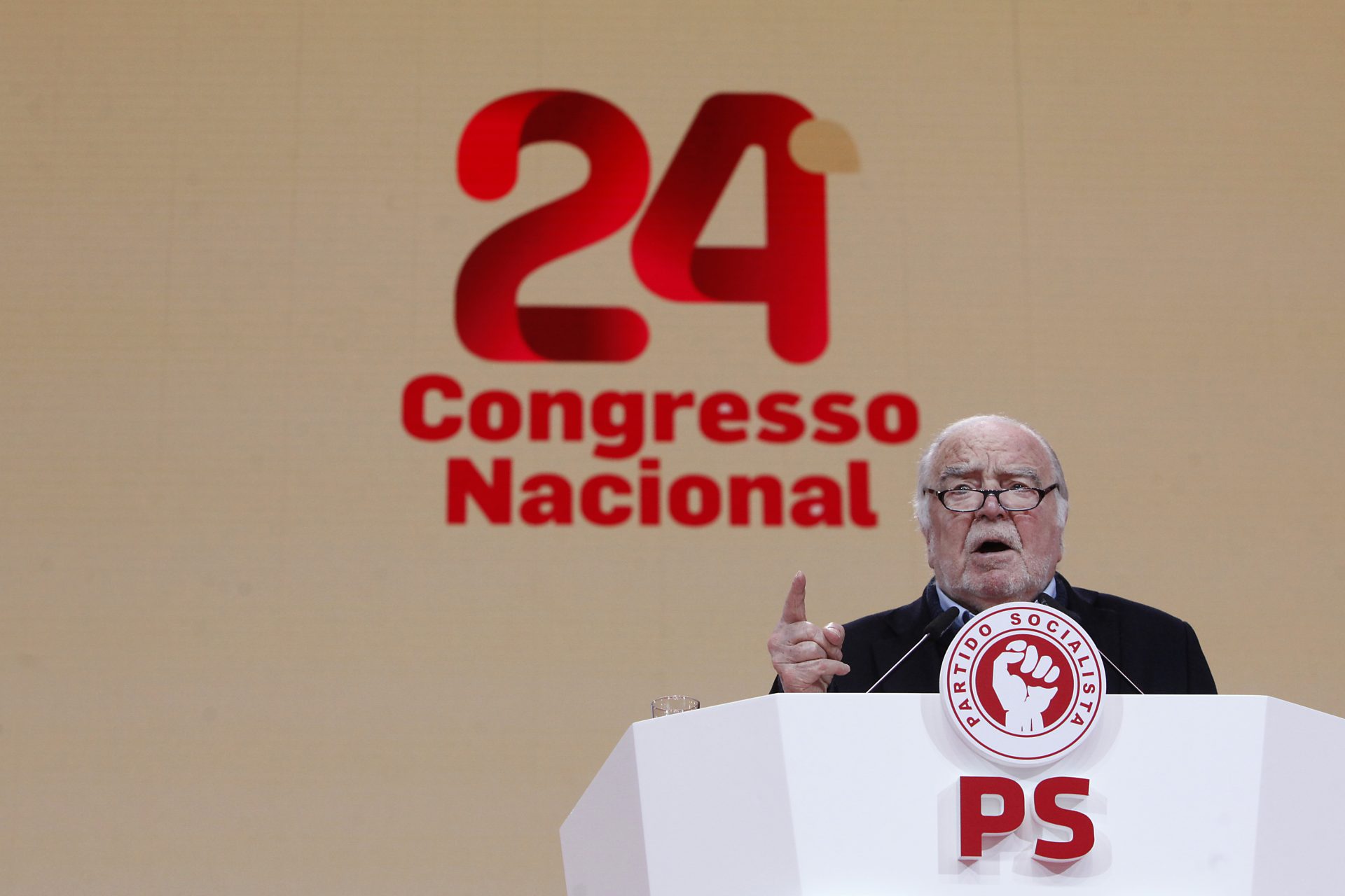 Manuel Alegre defende reforma no PS para que volte a ser partido dos pobres e desprotegidos