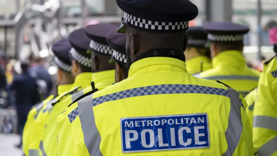 Suspeito em fuga. Cinco pessoas esfaqueadas em evento em Londres