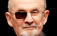 Agressor do escritor Salman Rushdie condenado a 25 anos de prisão efetiva