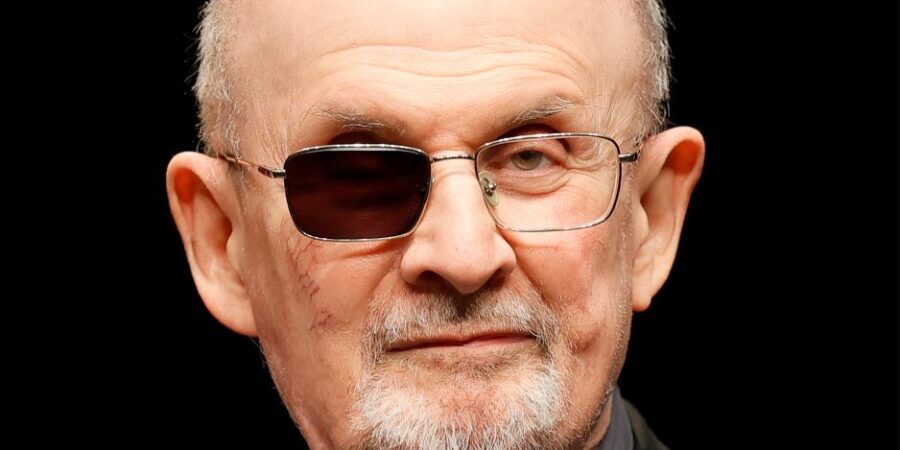Agressor do escritor Salman Rushdie condenado a 25 anos de prisão efetiva