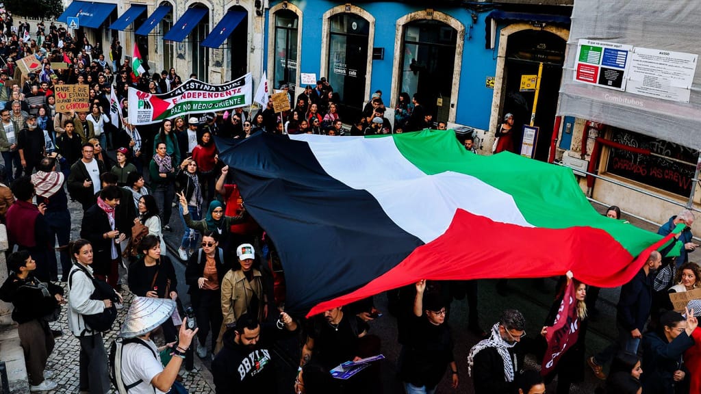 Petição para reconhecer Estado da Palestina entregue na Assembleia da República