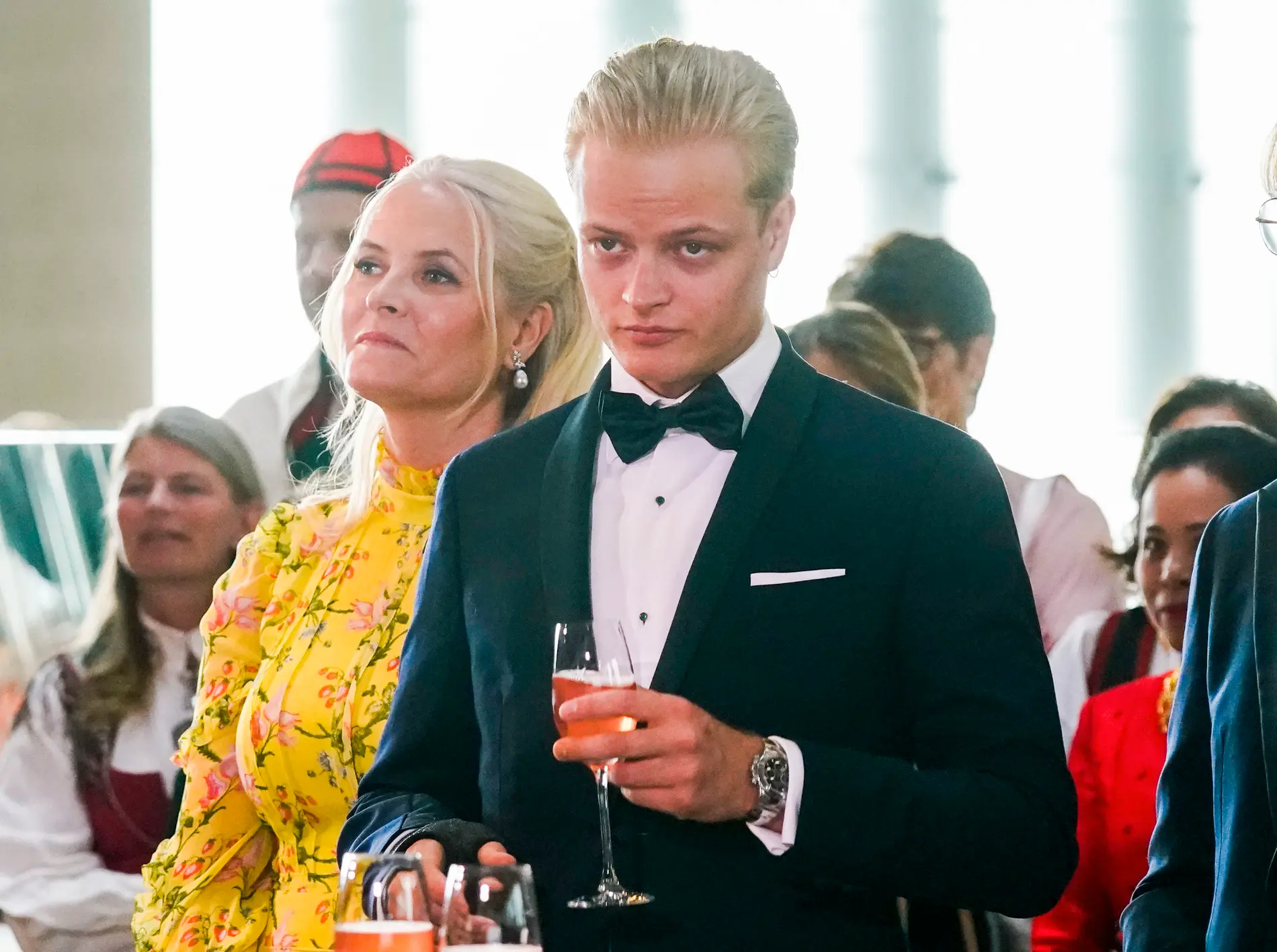 Filho mais velho da princesa Mette-Marit da Noruega suspeito de três violações e 20 crimes