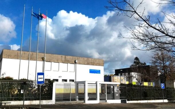 Pais à porta de escola de Barcelos em protesto contra recusa de renovação de matrícula a alunos autistas