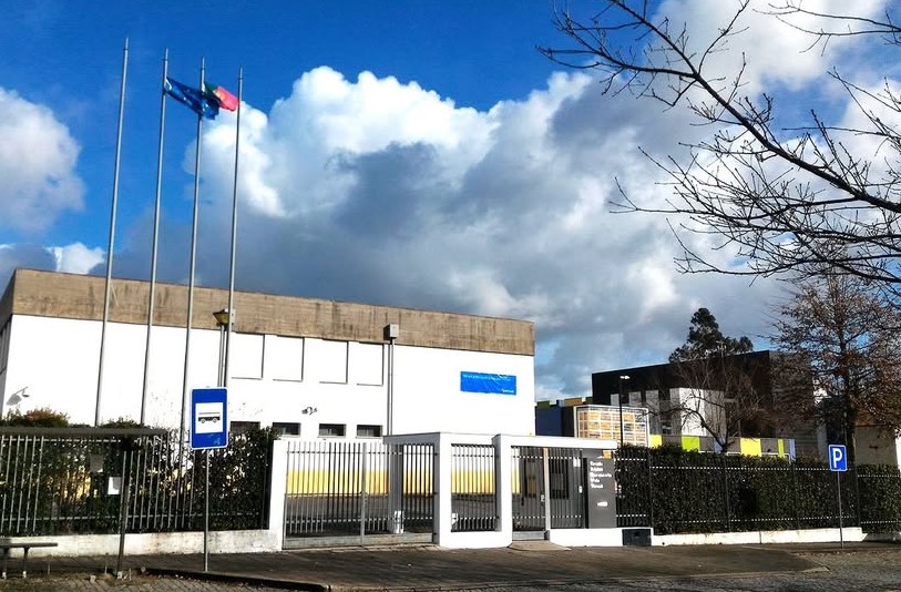 Pais à porta de escola de Barcelos em protesto contra recusa de renovação de matrícula a alunos autistas