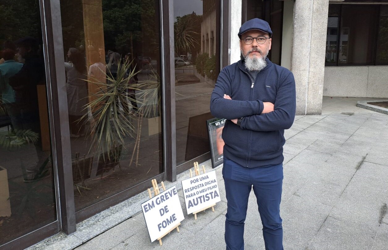 Pai de jovem autista inicia greve de fome por tempo indeterminado junto à Segurança Social de Braga