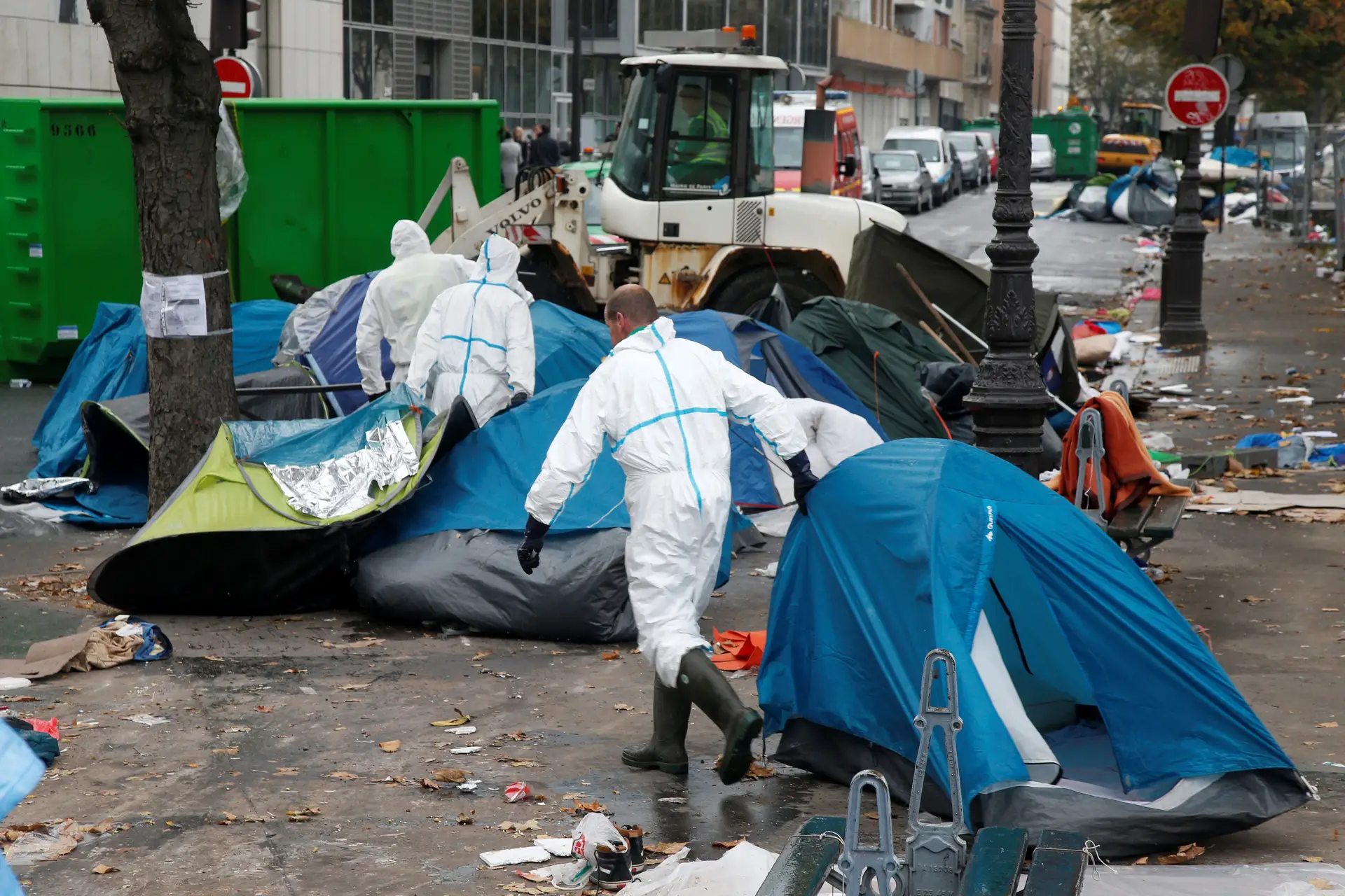 Um morto e cinco feridos em tiroteio em campo de migrantes no norte de França