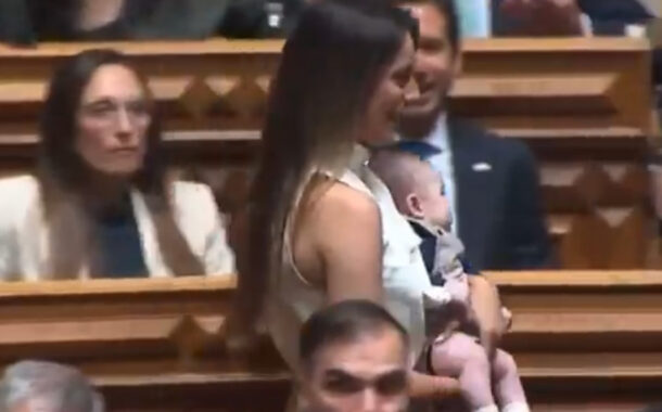 Deputada do Chega aparece com bebé ao colo no 1.º dia de trabalhos na AR (c/vídeo)