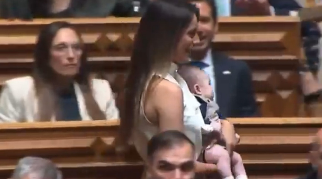 Deputada do Chega aparece com bebé ao colo no 1.º dia de trabalhos na AR (c/vídeo)