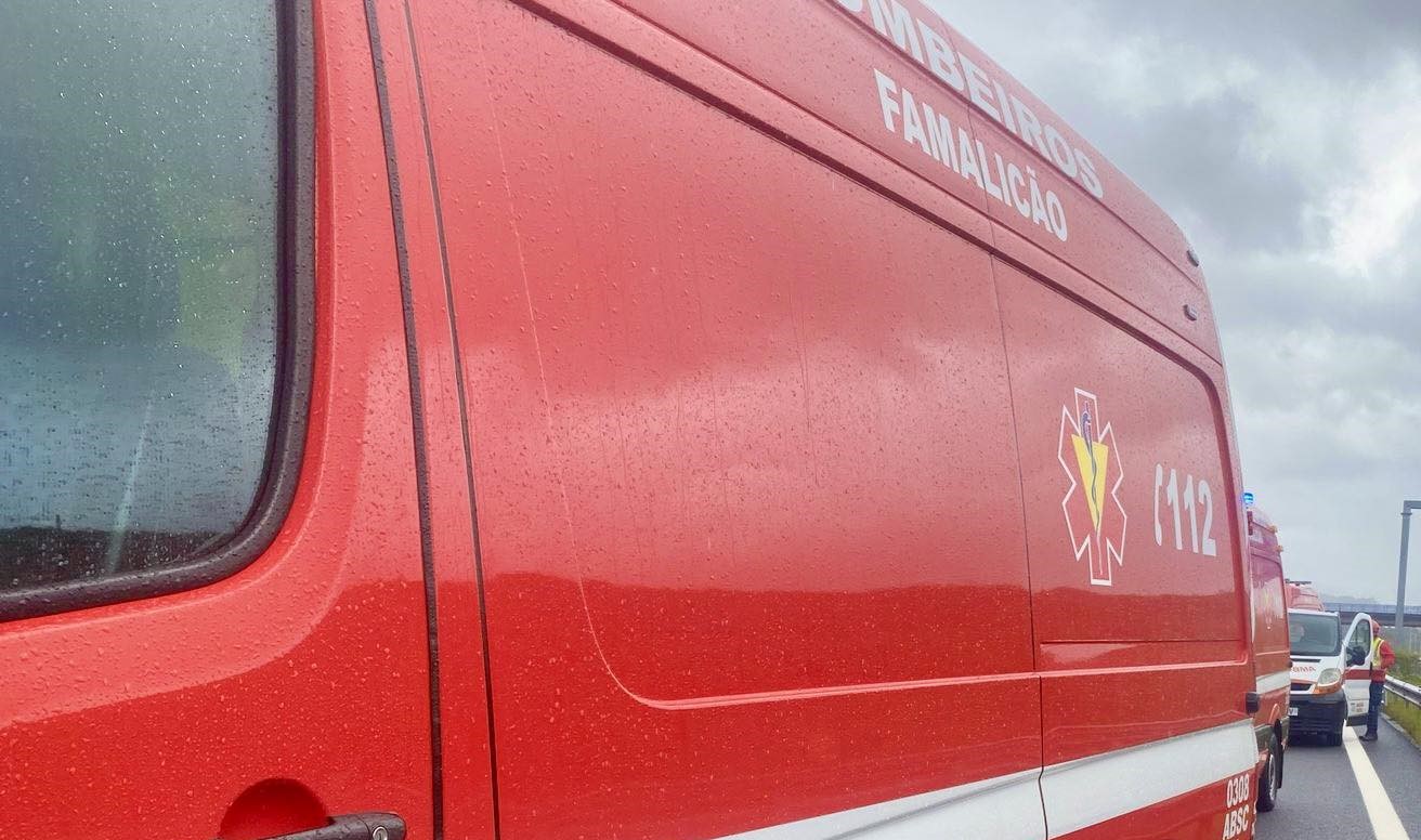 Bebé de 1 ano ferido na sequência de uma colisão, em Famalicão