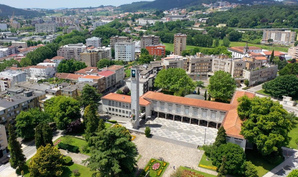 Pré-campanha quente em Famalicão. PS e IL acusam Mário Passos de usar meios da autarquia