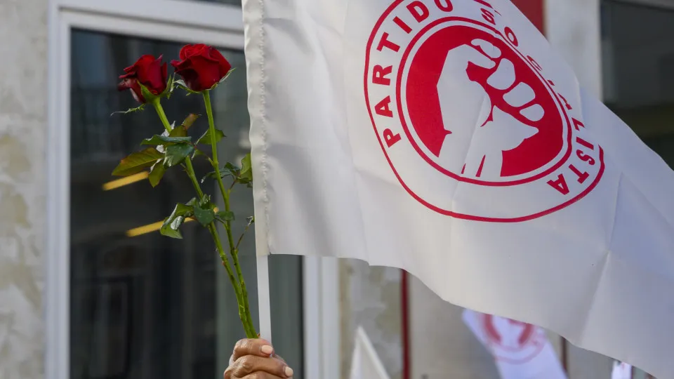 Partido faz queixa ao MP. PS nega ter nas suas fileiras militante do grupo neonazi 1143