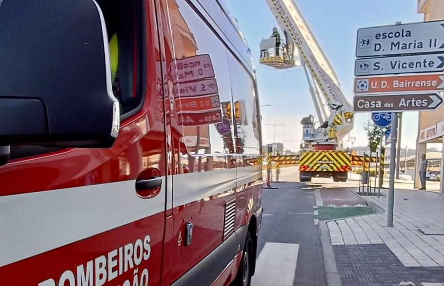 BV Famalicão salvam pessoa idosa com recurso a autoescada