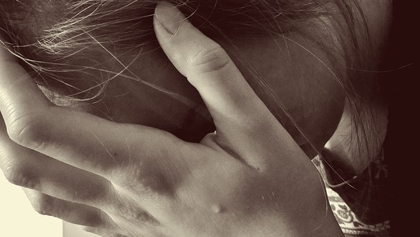 Mãe continua a namorar com homem detido por abusar sexualmente da enteada