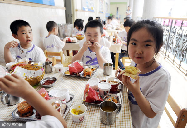 Cozinheiros pintaram comida com tinta e envenenaram mais de 200 crianças numa escola