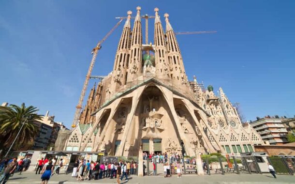 Ativistas climáticas lançam tinta contra basílica da Sagrada Família em Barcelona (c/vídeo)