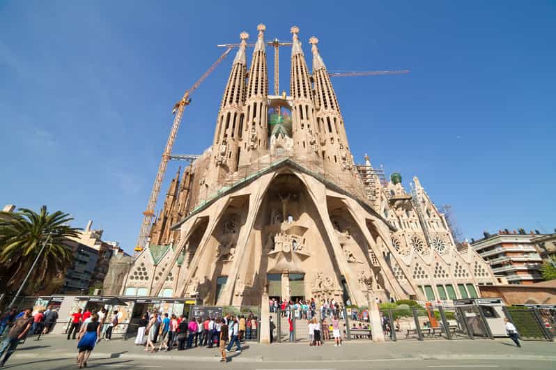 Ativistas climáticas lançam tinta contra basílica da Sagrada Família em Barcelona (c/vídeo)