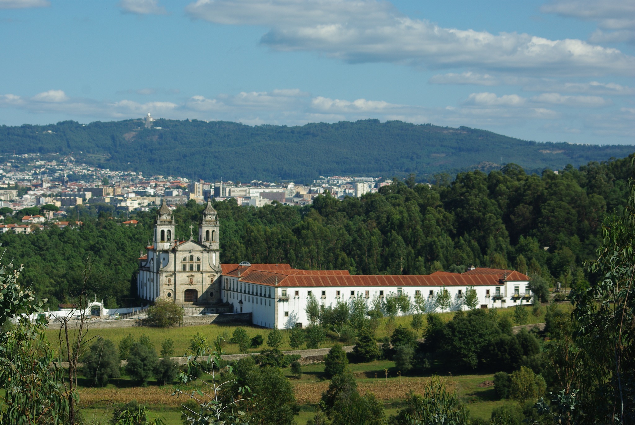 Mosteiro de Tibães (Braga) e Citânia de S. Luzia (Viana) encerrados devido a alerta de risco de incêndio