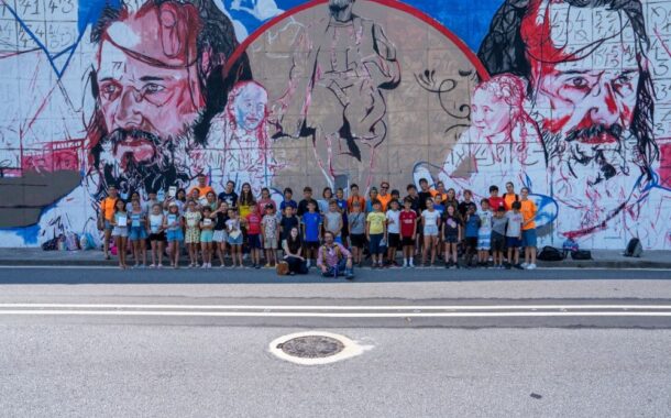 Juan Domingues pinta mural de 1550m² em Ponte da Barca e envolve crianças no processo criativo