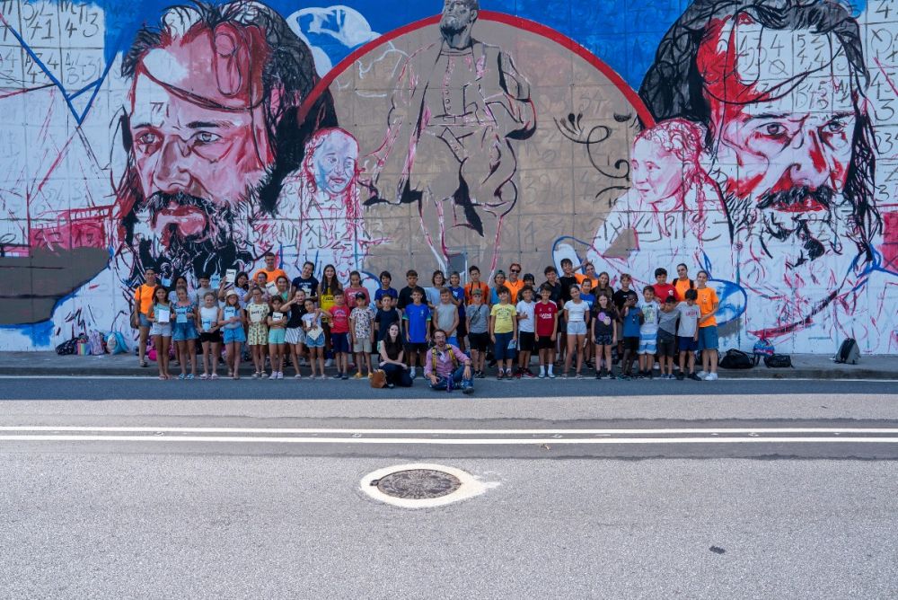 Juan Domingues pinta mural de 1550m² em Ponte da Barca e envolve crianças no processo criativo
