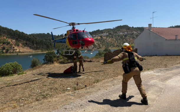 Equipa da GNR de helicóptero descobre estufa de canábis a caminho de fogo