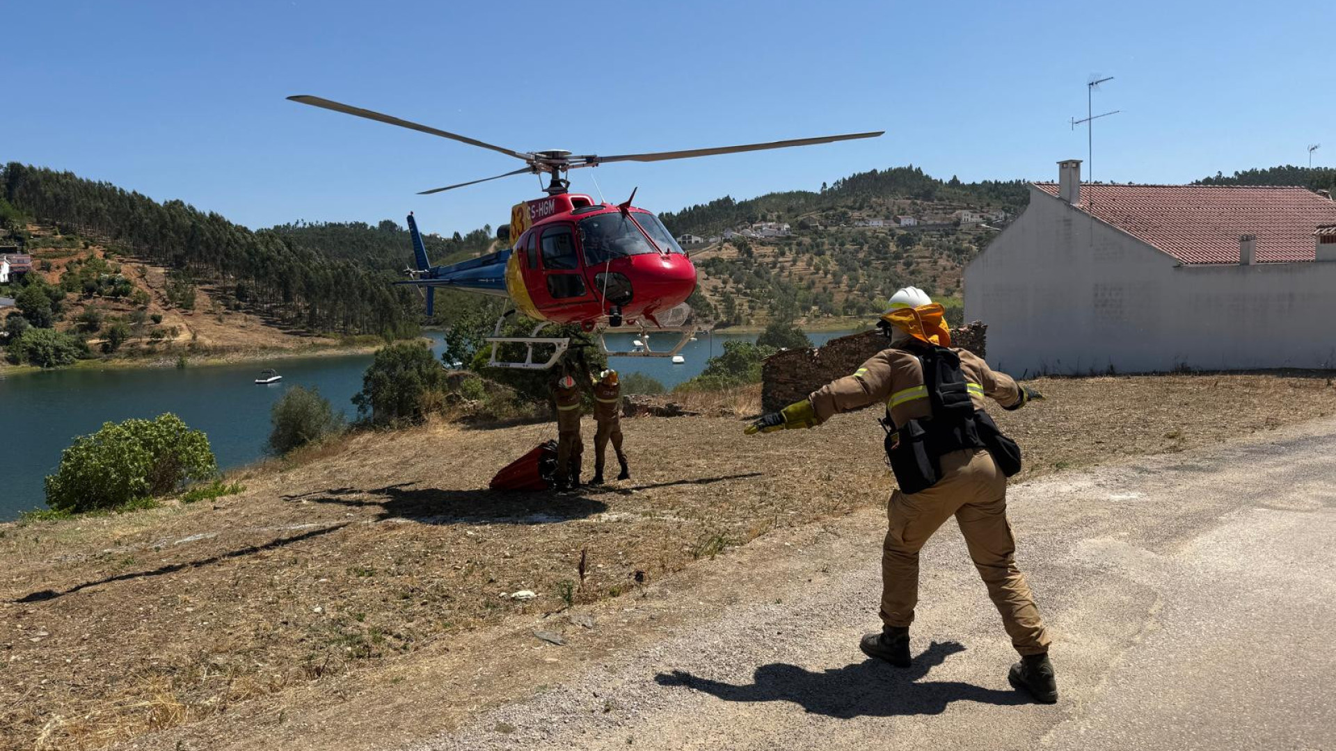 Equipa da GNR de helicóptero descobre estufa de canábis a caminho de fogo