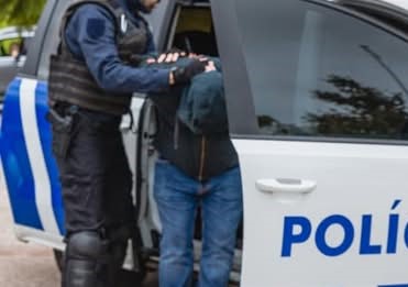 Homem apanhado a beber de garrafa que furtou de loja em Viana do Castelo