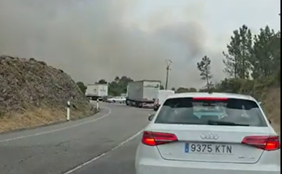 Galiza. Incêndio florestal obriga a evacuar localidade, corta autoestrada e linha férrea (c/vídeo)