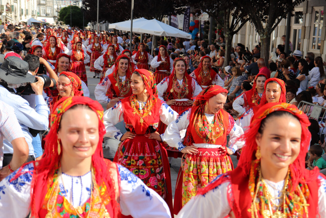 Desfile da Mordomia. Organização critica “aproveitamento político” e integra mais 76 mulheres