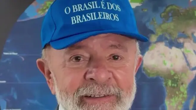‘O Brasil é dos brasileiros’. Lula usa boné para responder a Trump