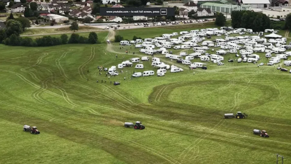 Agricultores franceses afugentam acampamento ilegal com m****