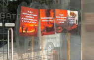 Climáximo cola imagens na sede da empresa. “A Navigator mata pessoas através dos incêndios”, diz o grupo