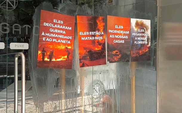 Climáximo cola imagens na sede da empresa. “A Navigator mata pessoas através dos incêndios”, diz o grupo