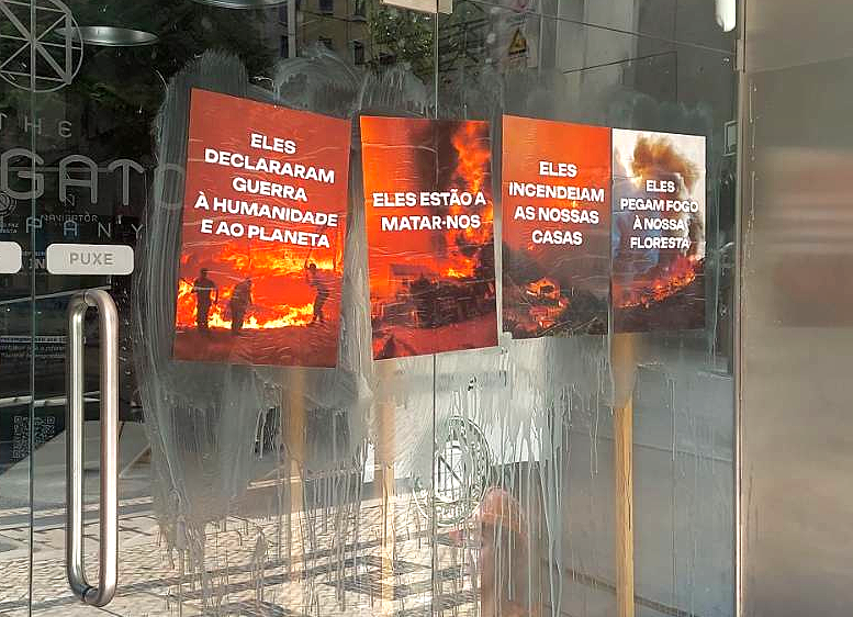 Climáximo cola imagens na sede da empresa. “A Navigator mata pessoas através dos incêndios”, diz o grupo
