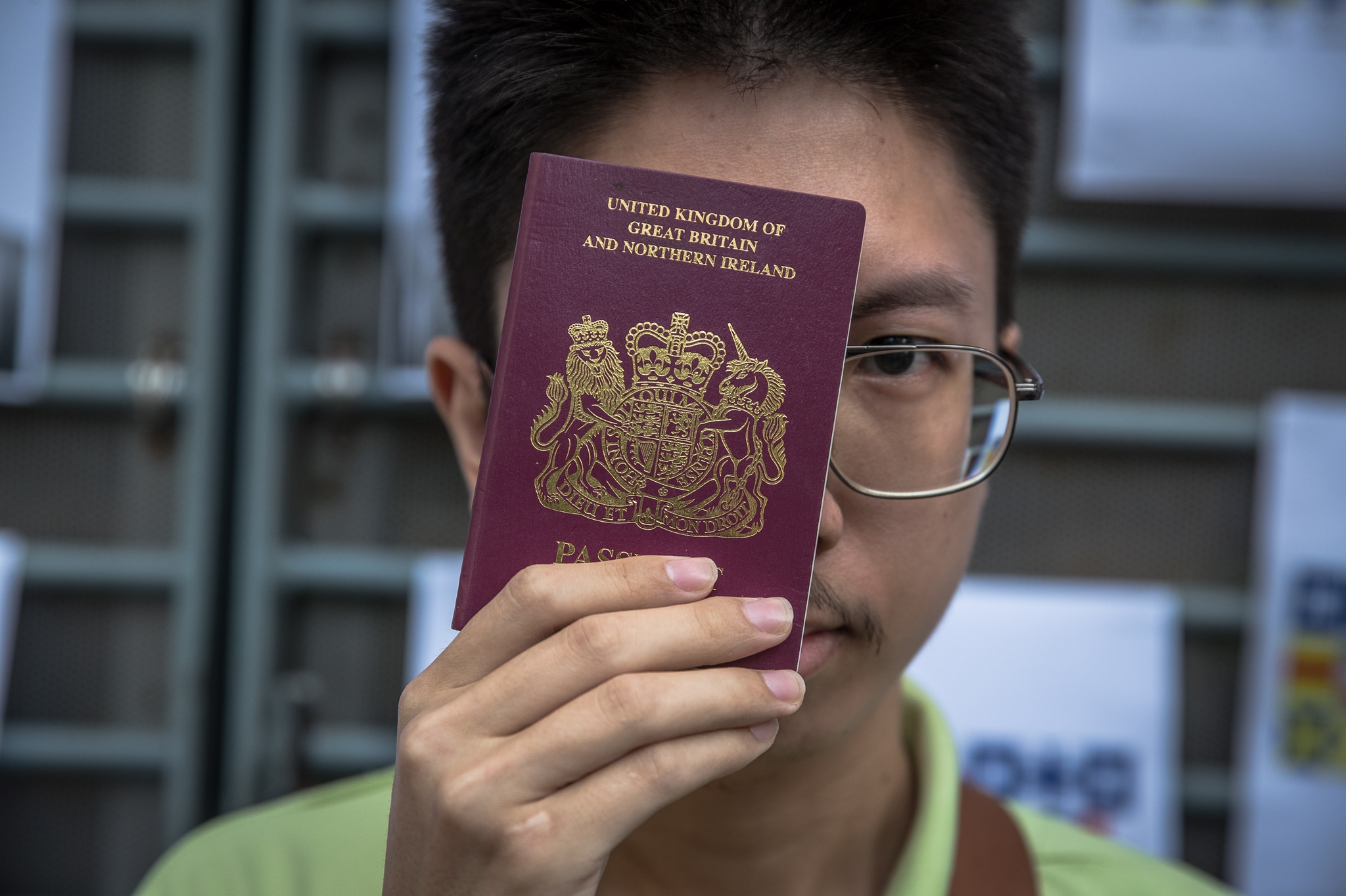 Governo britânico avisa que vai expulsar estudantes estrangeiros com vistos expirados