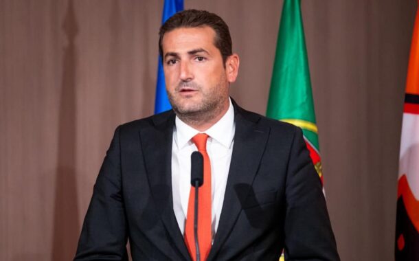 Hugo Soares acusa Ventura de ser “incendiário” por ter ido à manifestação de imigrantes