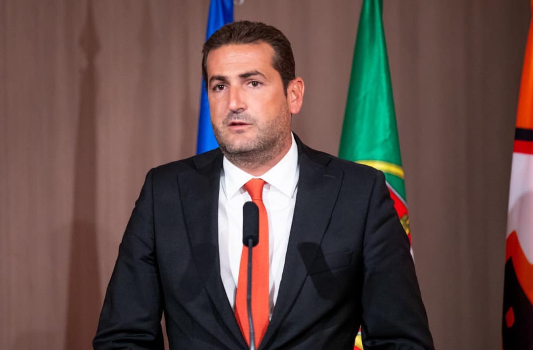 Hugo Soares acusa Ventura de ser “incendiário” por ter ido à manifestação de imigrantes