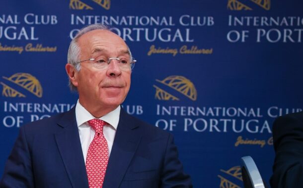 Marques Mendes promete departamento sobre emigrantes e defende três opções de voto