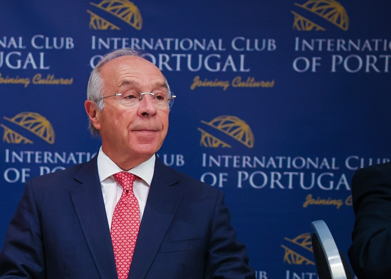 Marques Mendes promete departamento sobre emigrantes e defende três opções de voto