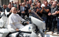 Leão XIV recebe mota BMW personalizada que vai leiloar para fins solidários