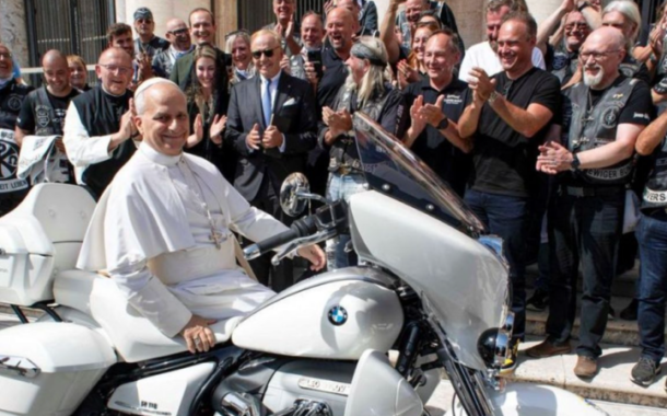 Leão XIV recebe mota BMW personalizada que vai leiloar para fins solidários