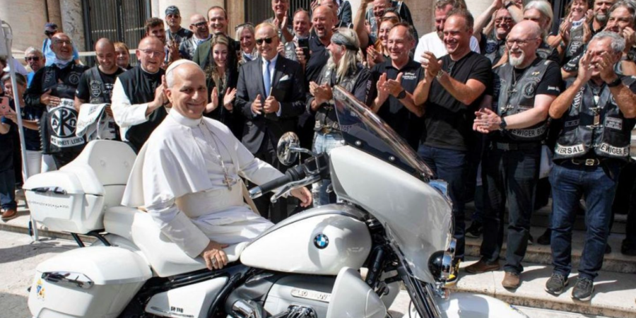 Leão XIV recebe mota BMW personalizada que vai leiloar para fins solidários