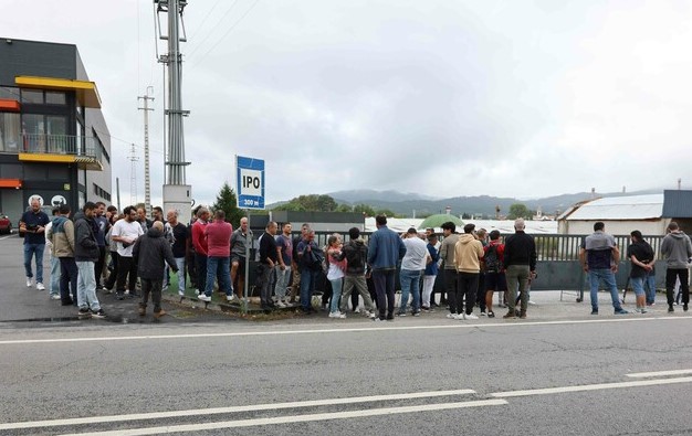 Guimarães. Trabalhadores da StampDyeing regressam de férias e dão com portões fechados a cadeado