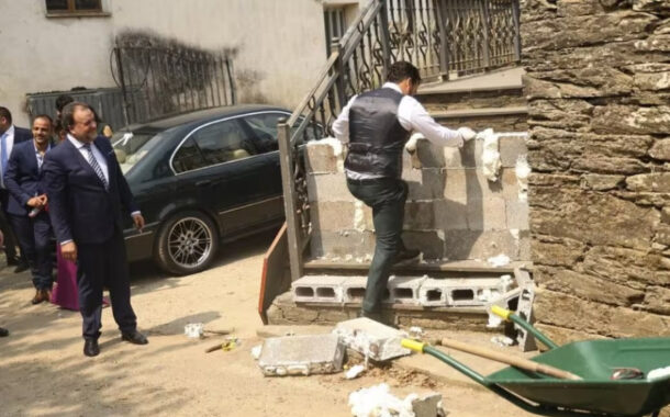 Galiza. Amigos bloqueiam com blocos de cimento a entrada da igreja ao noivo